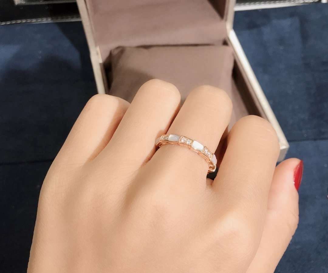 Кольцо Bulgari Serpenti 2 витка желтое золото, бриллианты, перламутр 5