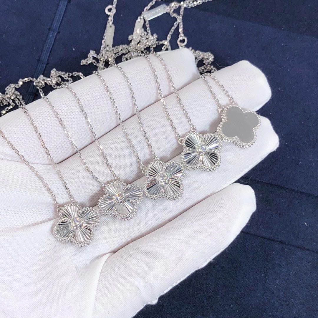Подвеска из золота с бриллиантами 0.052ct 1