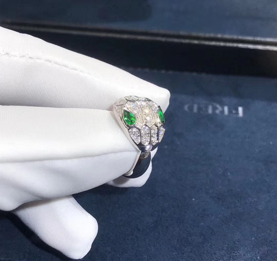 Кольцо Bulgari Serpenti белое золото, бриллианты, изумруды 3