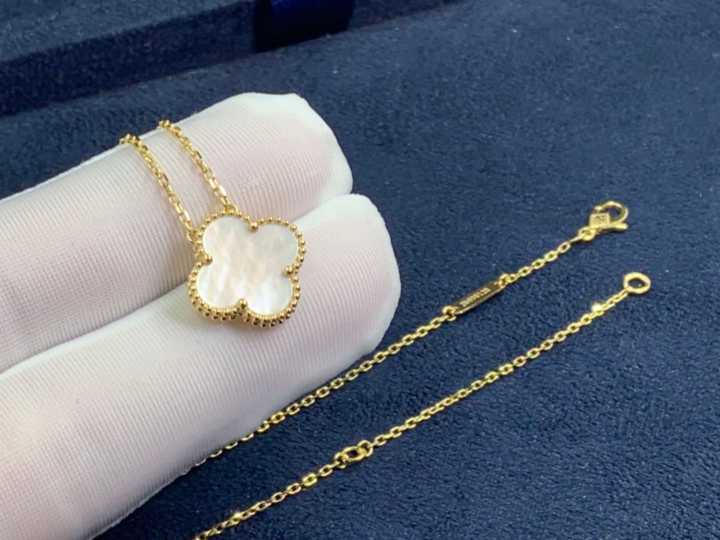 Подвеска Van Cleef & Arpels Alhambra перламутр, желтое золото 3
