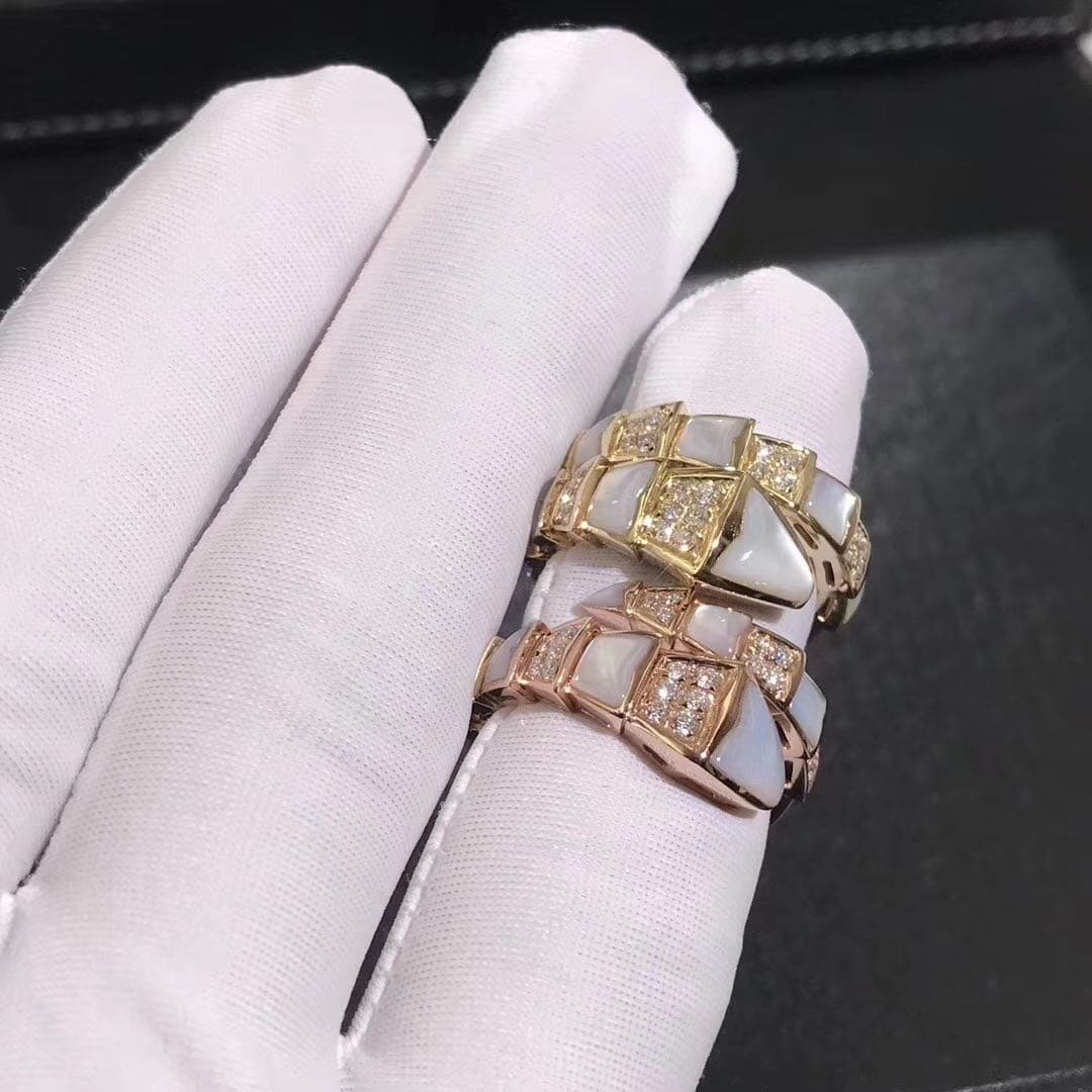 Кольцо Bulgari Serpenti с бриллиантовым паве желтое золото, перламутр 4