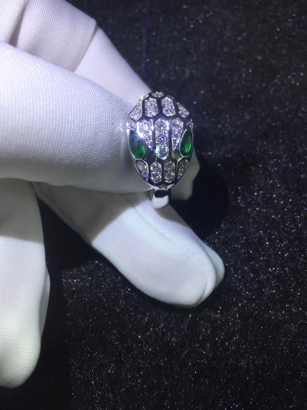 Кольцо Bulgari Serpenti белое золото, бриллианты, изумруды 6