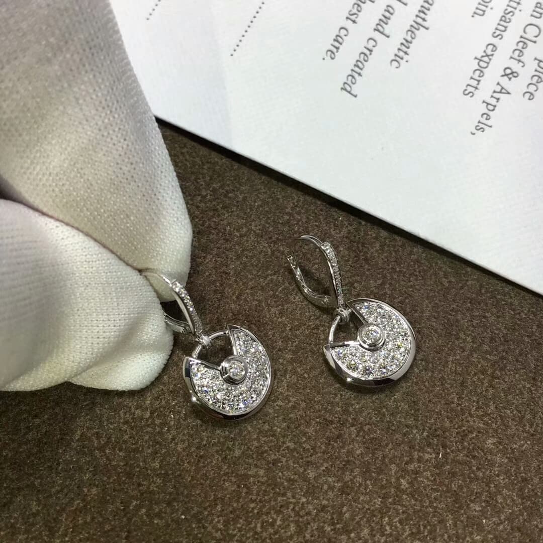Серьги Amulette de Cartier из белого золота с бриллиантами Pave 1,25ct 5