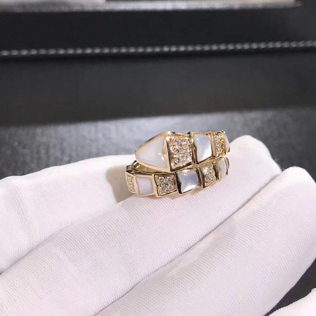 Кольцо Bulgari Serpenti с бриллиантовым паве желтое золото, перламутр 1