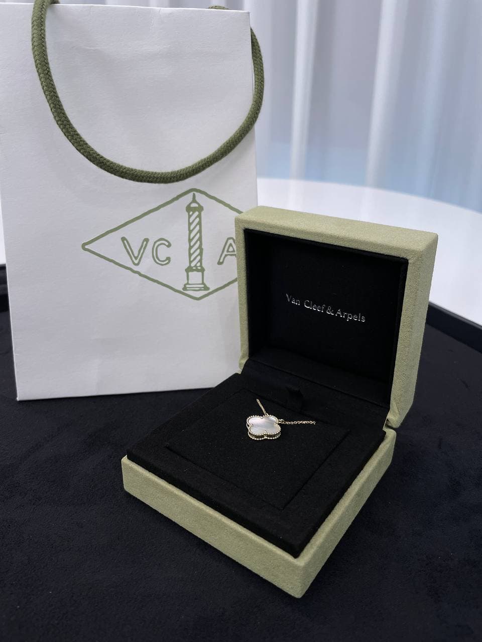 Подвеска Van Cleef с белым перламутром 2