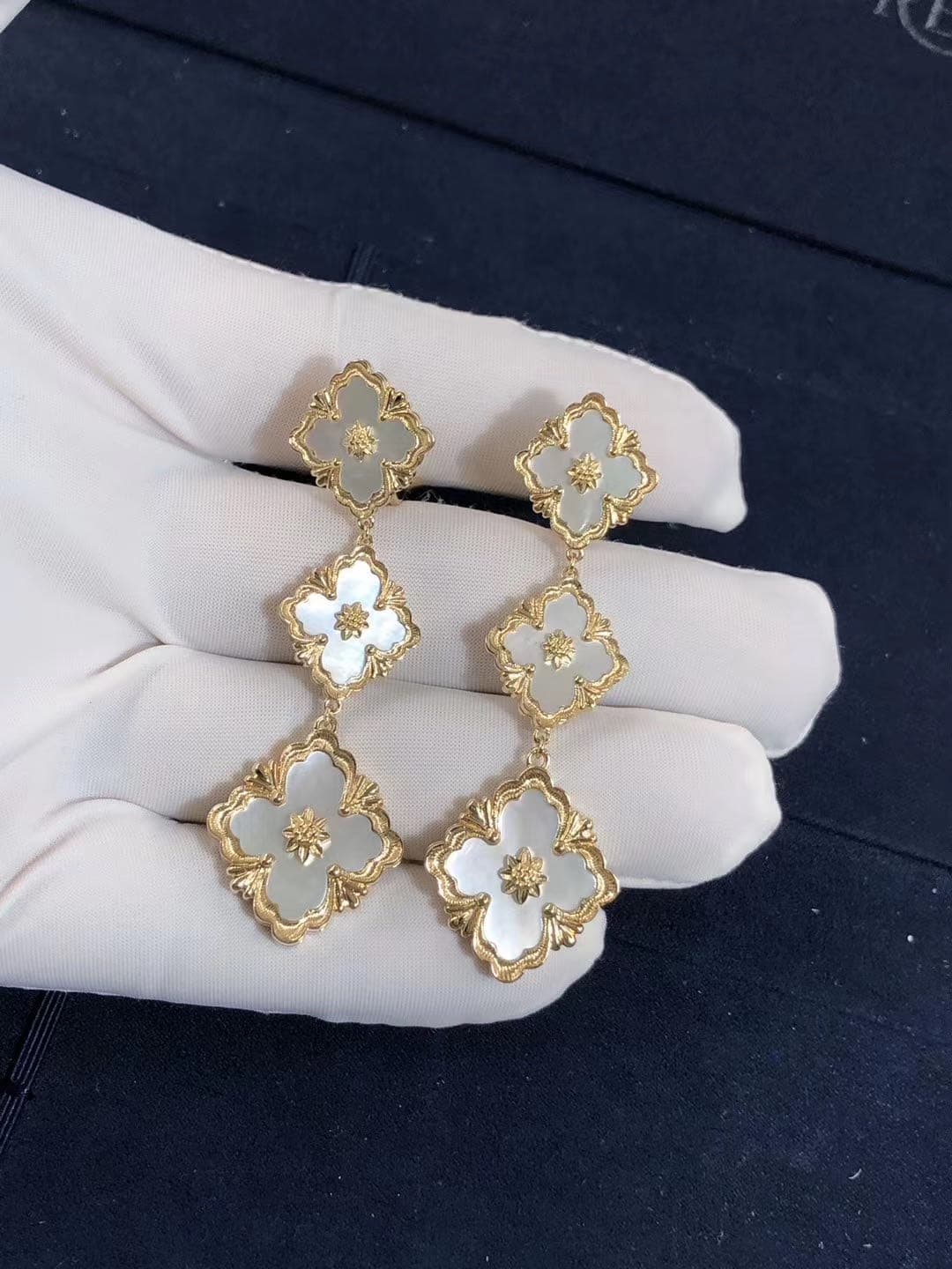 Серьги Buccellati Opera 6 мотивов желтое золото, белый перламутр 5