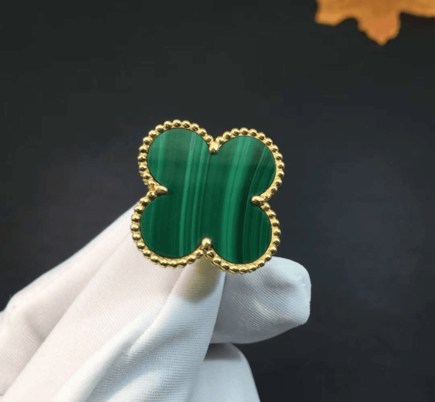 Кольцо Van Cleef & Arpels Magic Alhambra желтое золото, малахит 1