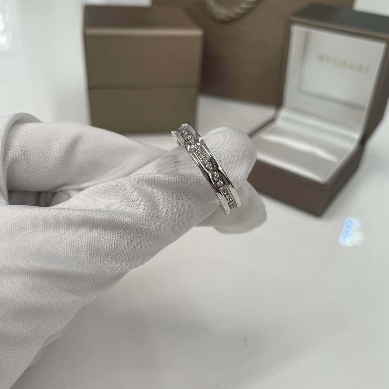 Кольцо Bulgari B.ZERO1 белое золото, бриллианты 6