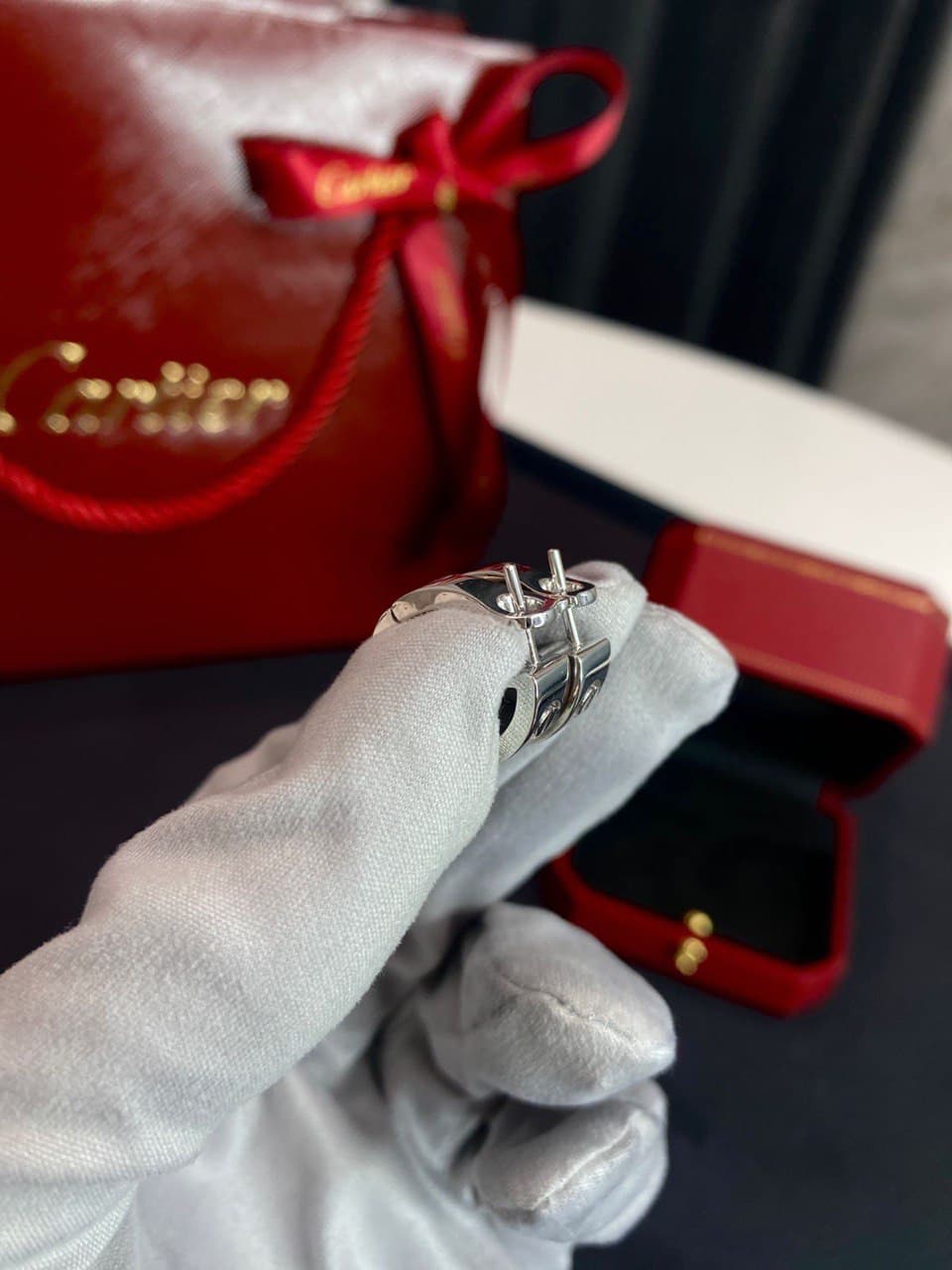 Серьги Cartier Love белое золото, бриллианты 6