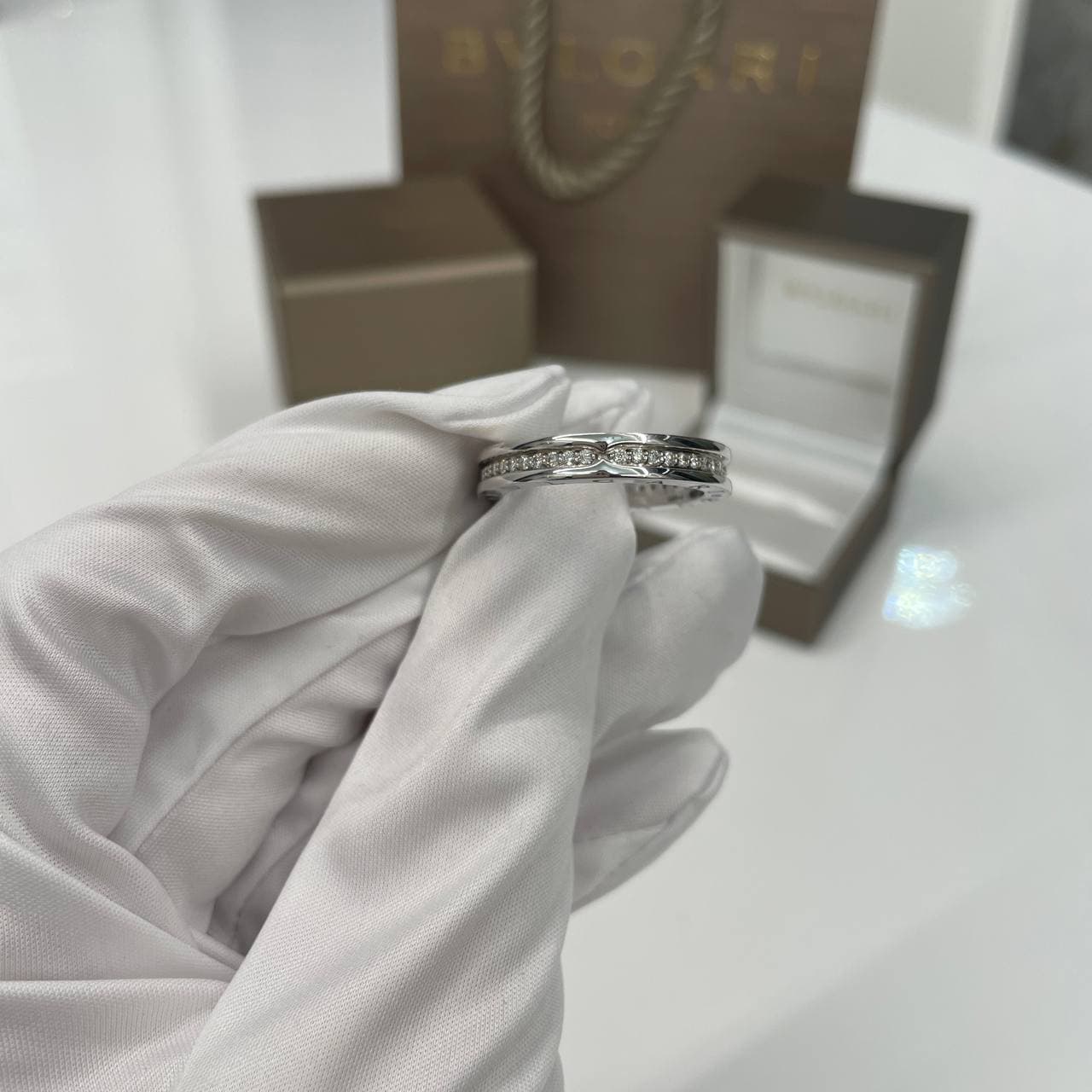 Кольцо Bulgari B.ZERO1 белое золото, бриллианты 1