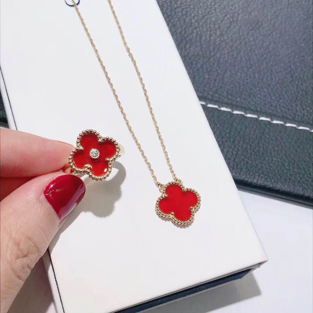 Кольцо Van Cleef & Arpels желтое золото, сердолик, бриллиант 1