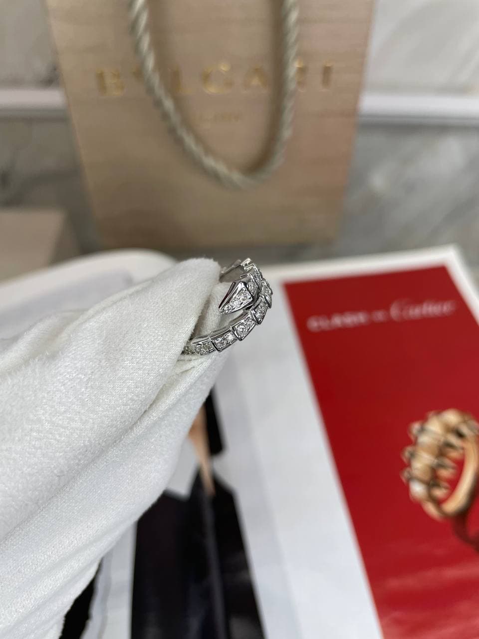 Кольцо Bulgari Serpenti белое золото, бриллианты 7