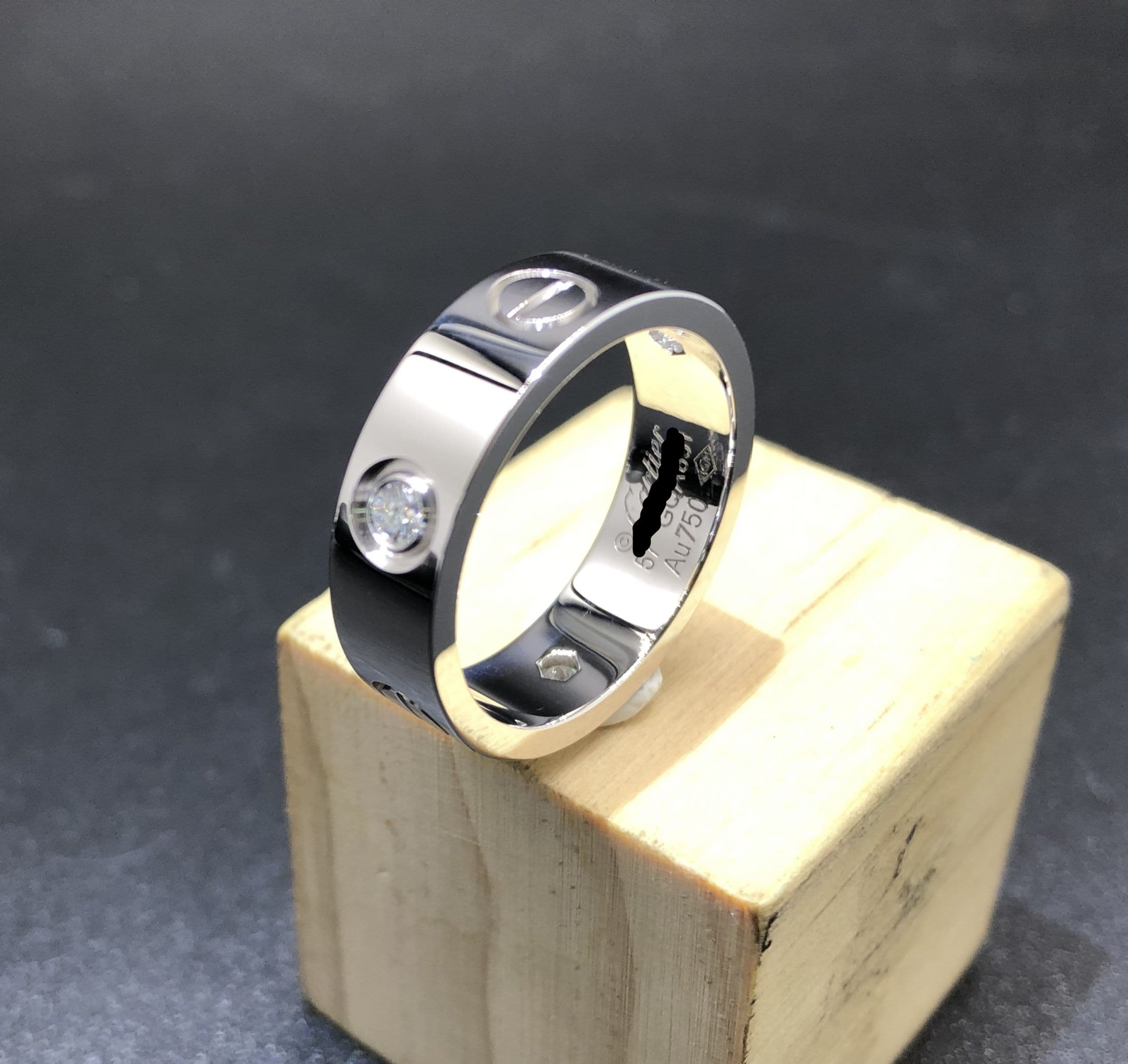 Кольцо Cartier Love из золота с 3 бриллиантами 1