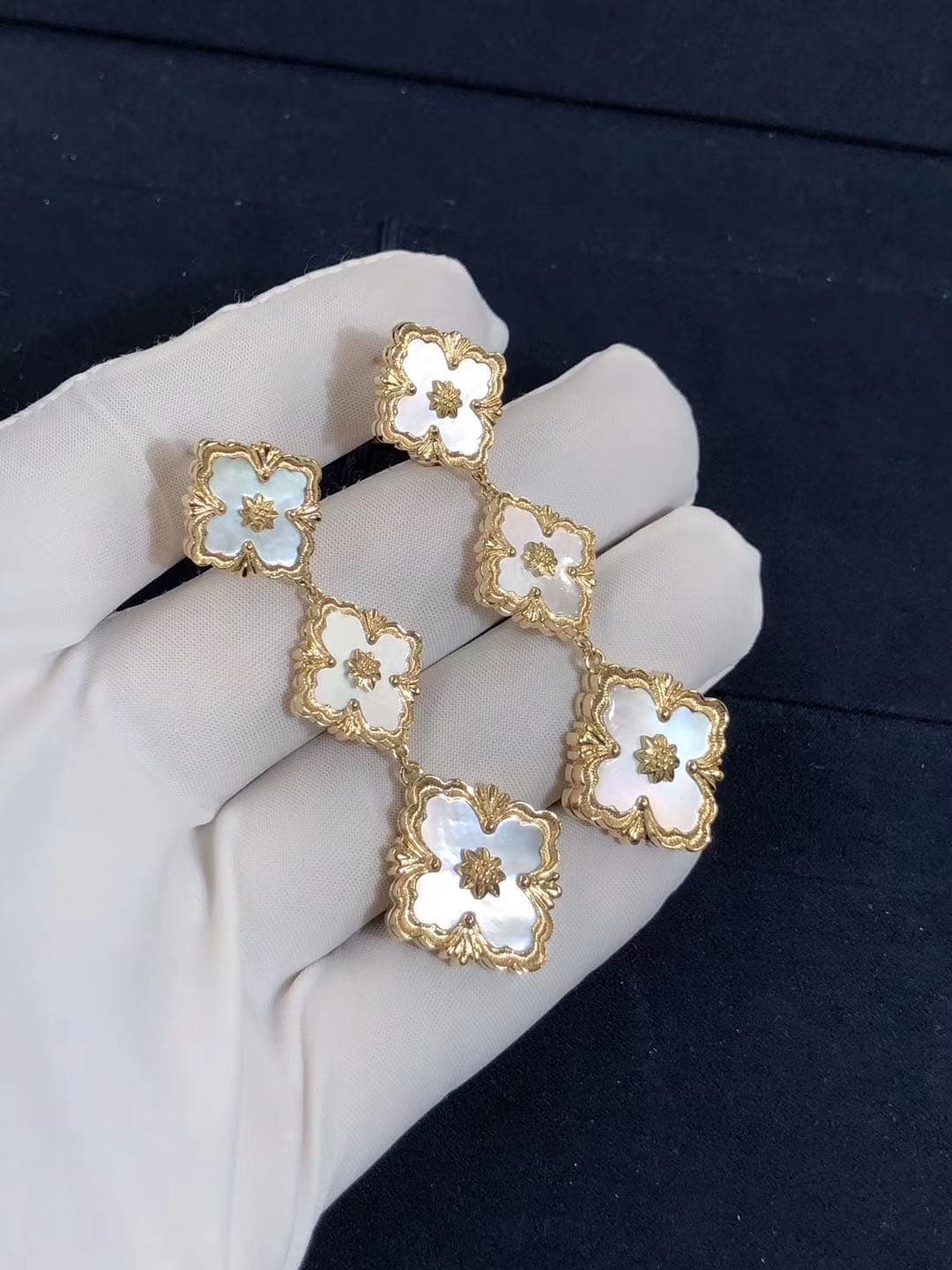 Серьги Buccellati Opera 6 мотивов желтое золото, белый перламутр 3