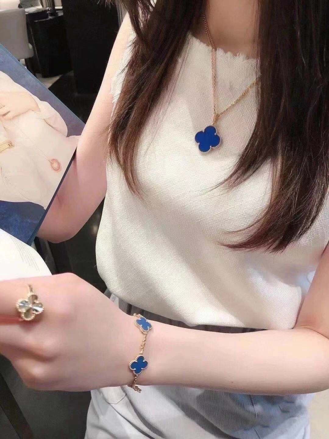 Подвеска Van Cleef & Arpels желтое золото, синий агат 7