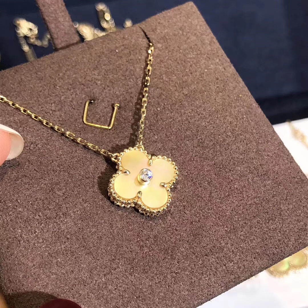 Подвеска Van Cleef & Arpels Vintage Alhambra желтое золото, перламутр, бриллиант 1