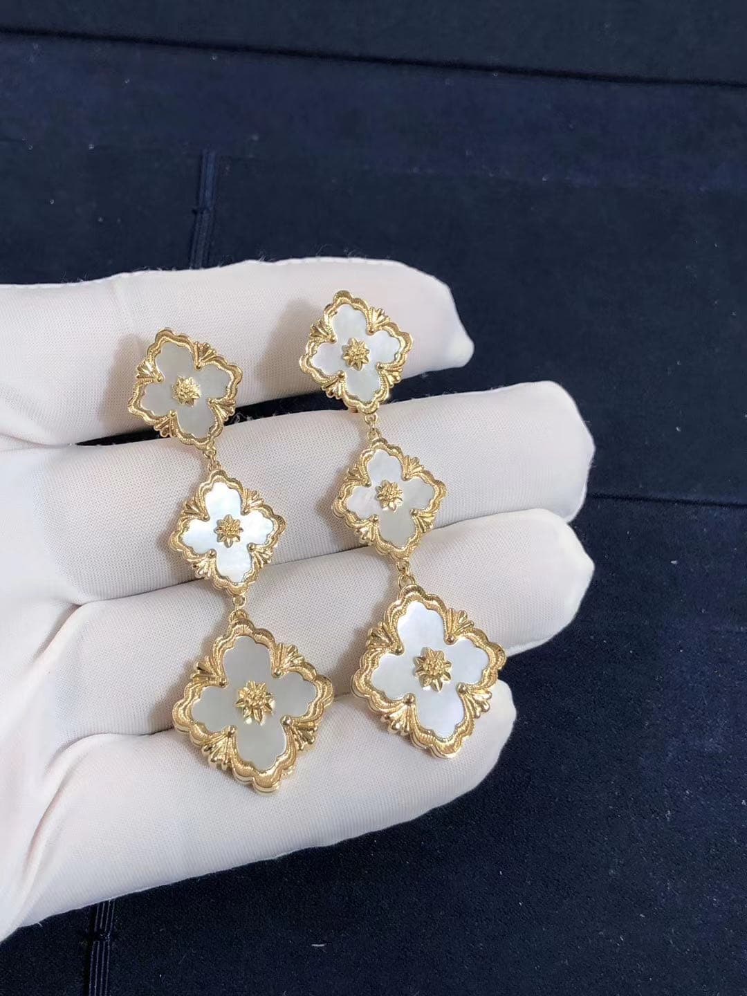 Серьги Buccellati Opera 6 мотивов желтое золото, белый перламутр