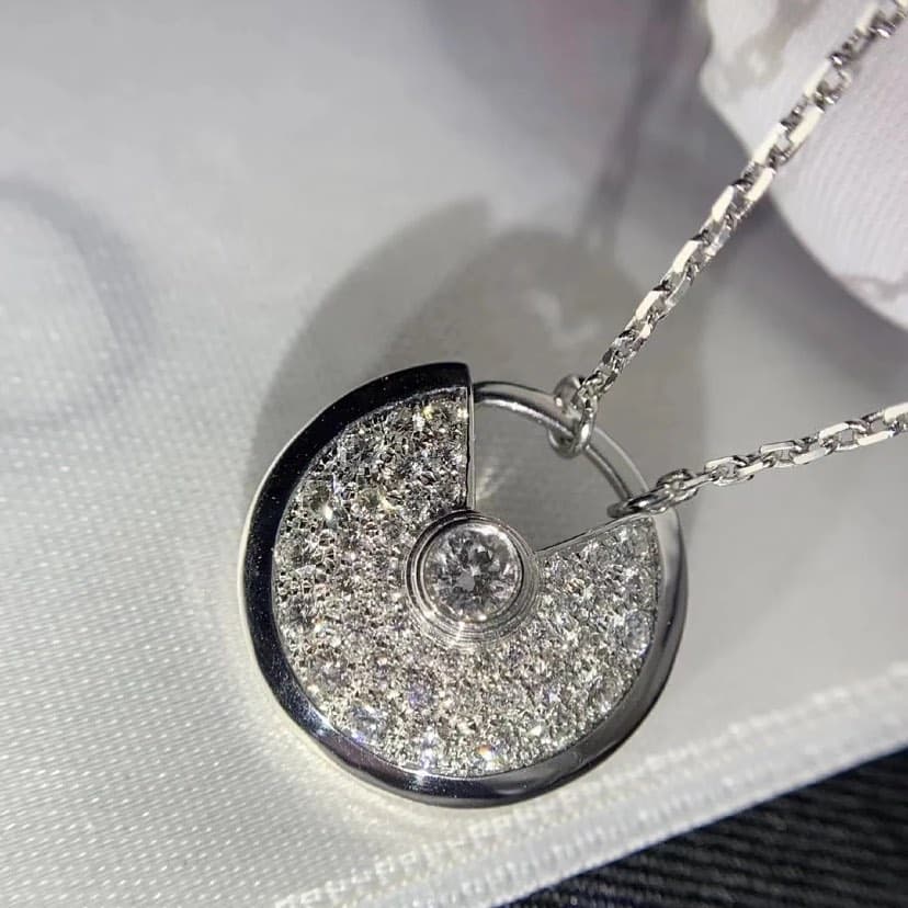 Колье Amulette de Cartier