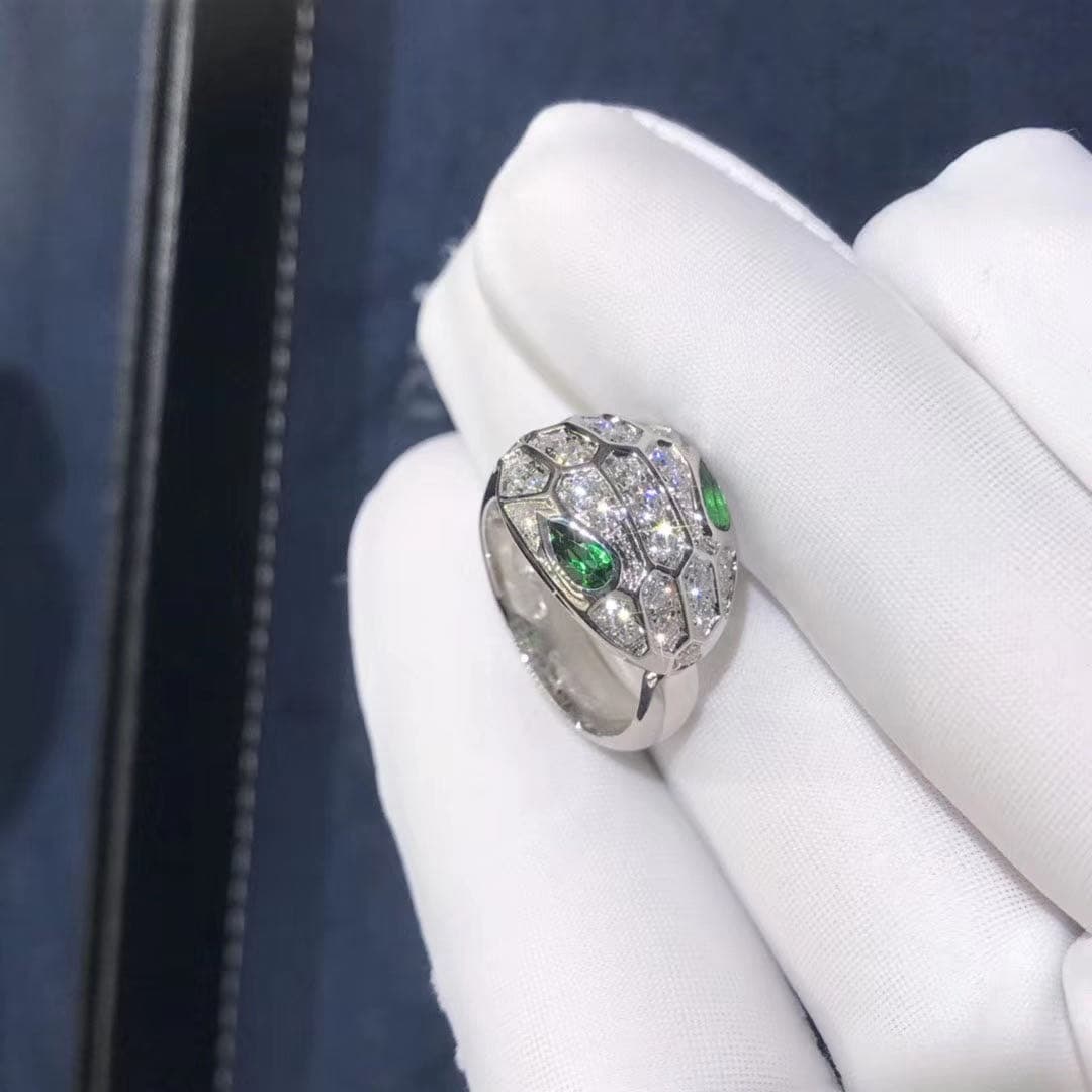 Кольцо Bulgari Serpenti белое золото, бриллианты, изумруды 5