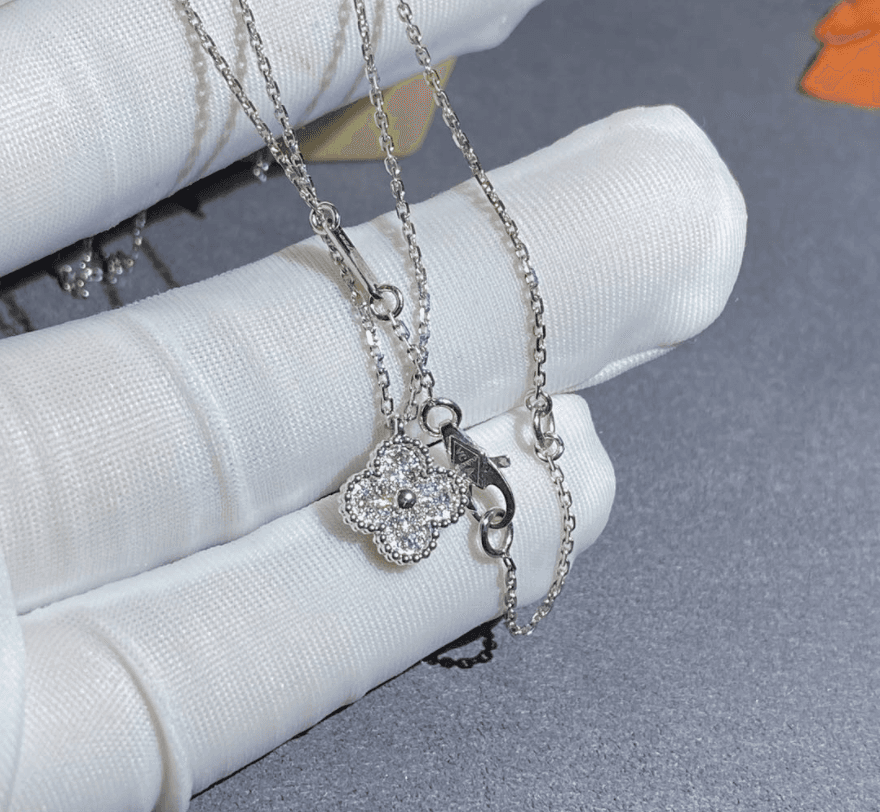 Подвеска Van Cleef & Arpels Sweet Alhambra бриллианты, белое золото 1