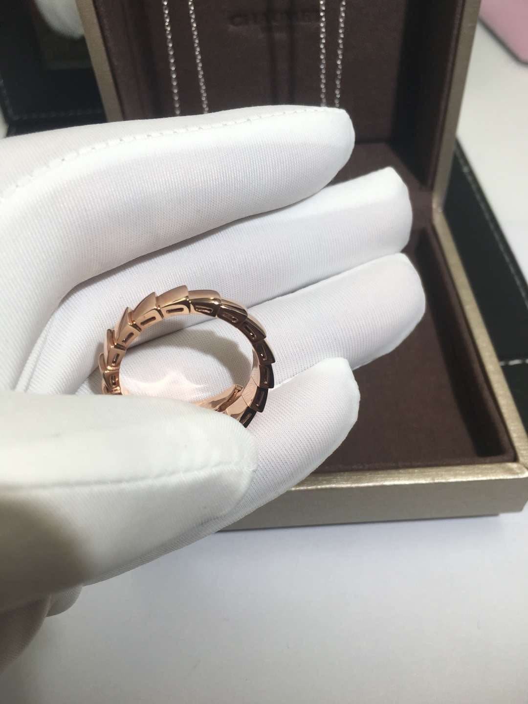 Кольцо Bulgari Serpenti с бриллиантовым паве розовое золото 4