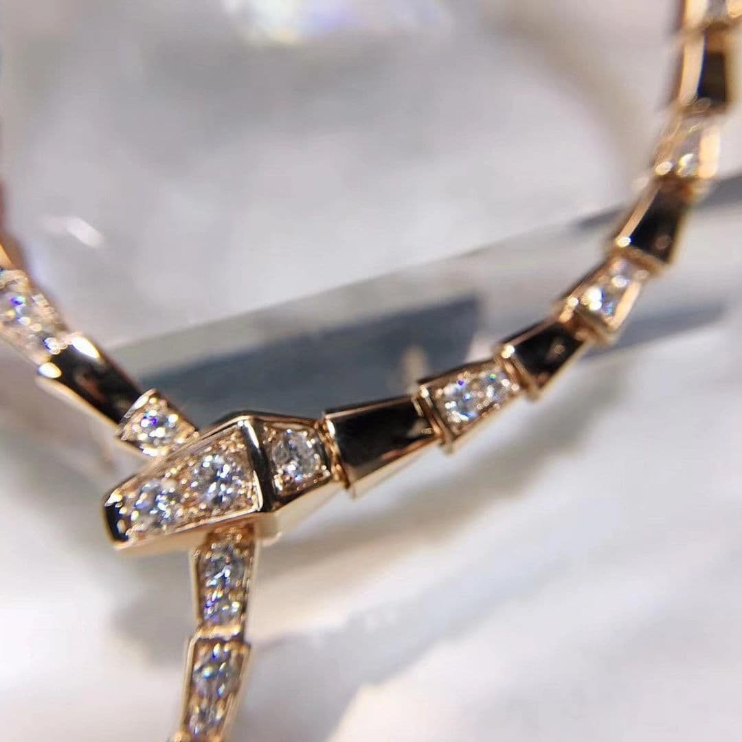 Тонкое колье Bvlgari Serpenti Viper, 4,41 ct