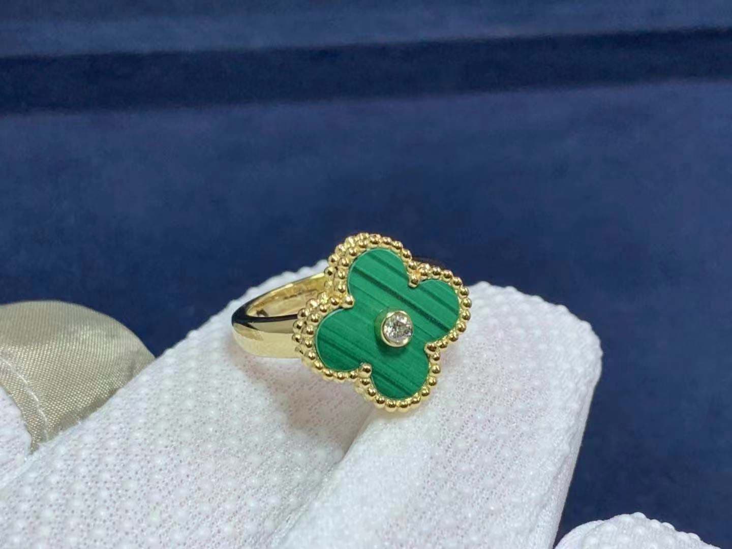 Кольцо Van Cleef & Arpels желтое золото, малахит, бриллиант 1