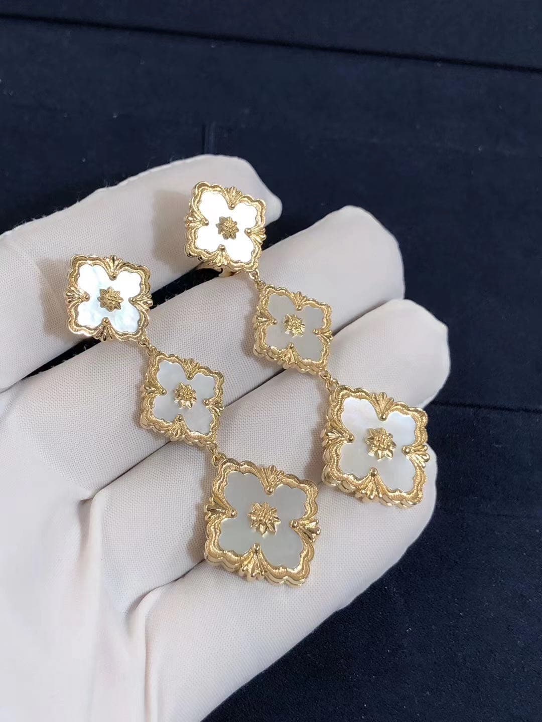 Серьги Buccellati Opera 6 мотивов желтое золото, белый перламутр