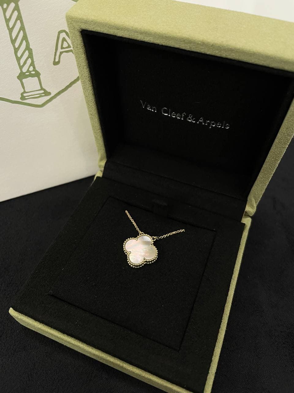 Подвеска Van Cleef с белым перламутром 3