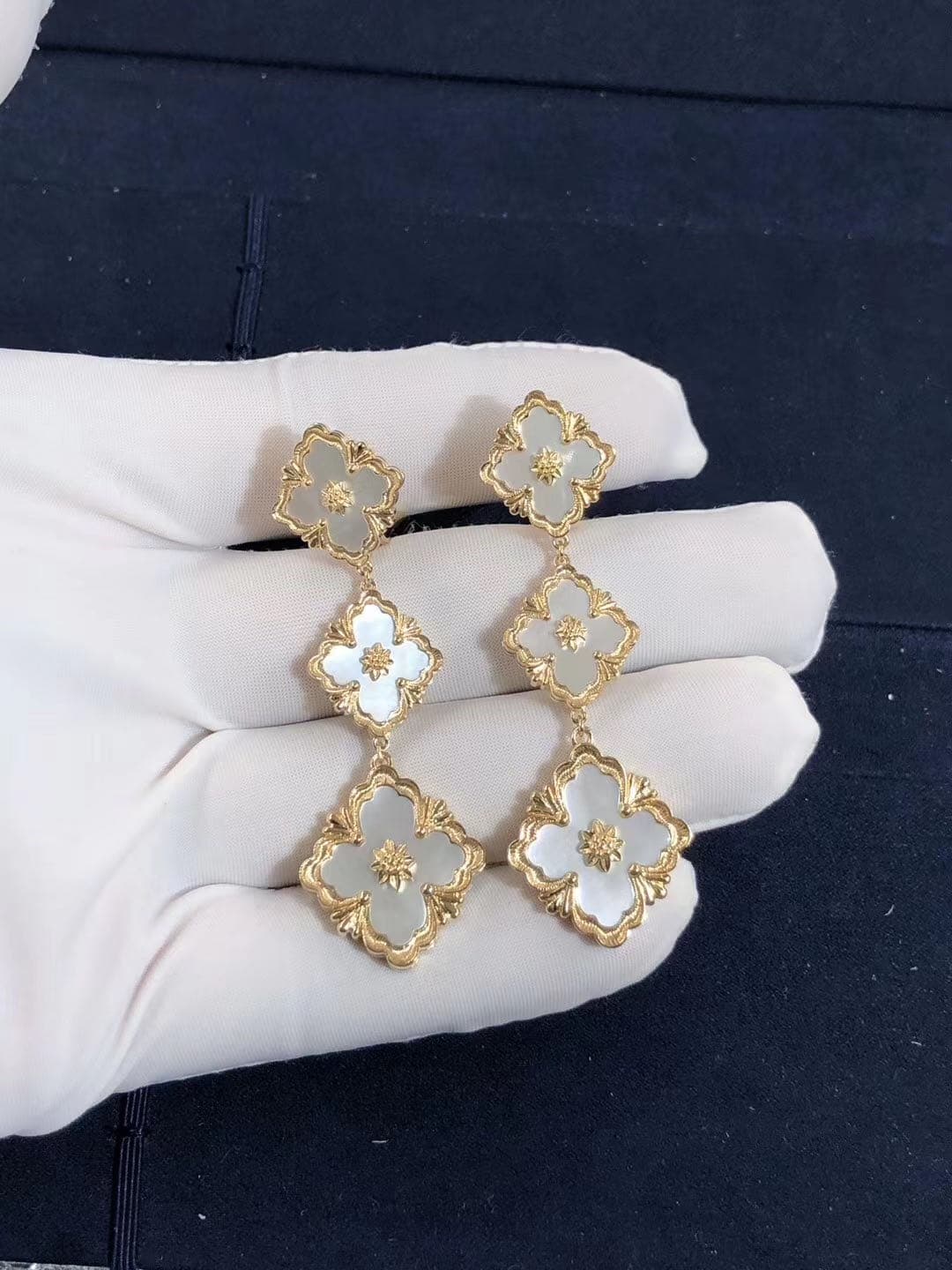Серьги Buccellati Opera 6 мотивов желтое золото, белый перламутр 4