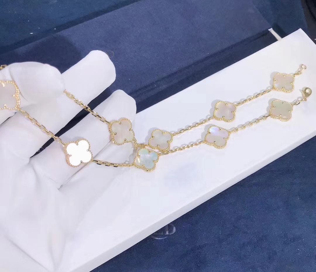 Колье Van Cleef & Arpels Alhambra с 10 мотивами белый перламутр, желтое золото 7