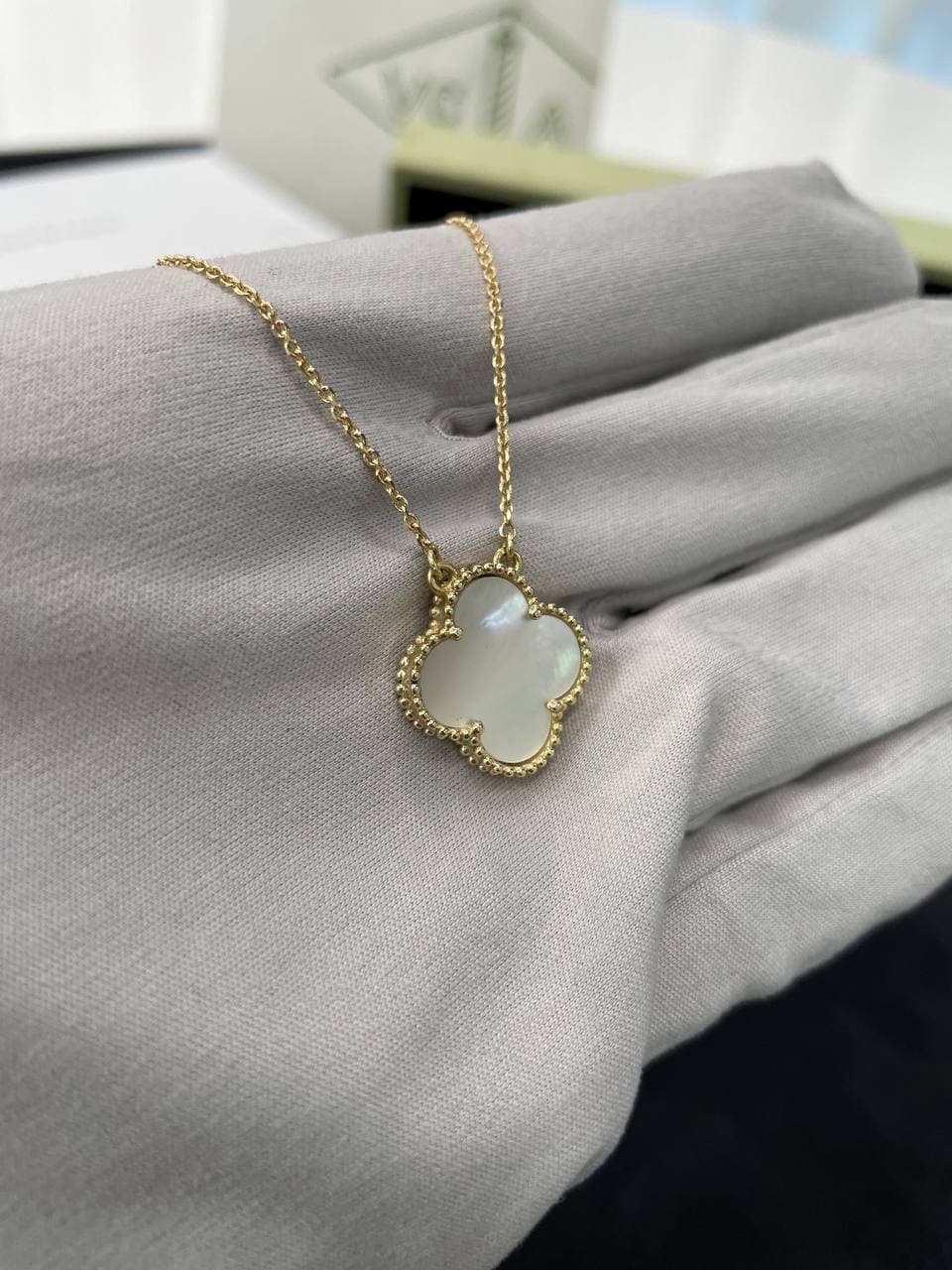 Подвеска Van Cleef с белым перламутром 6