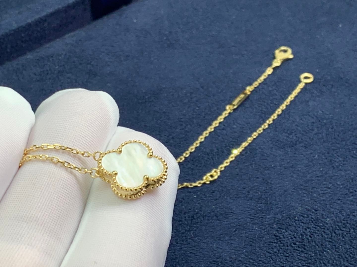 Подвеска Van Cleef & Arpels Alhambra перламутр, желтое золото 4