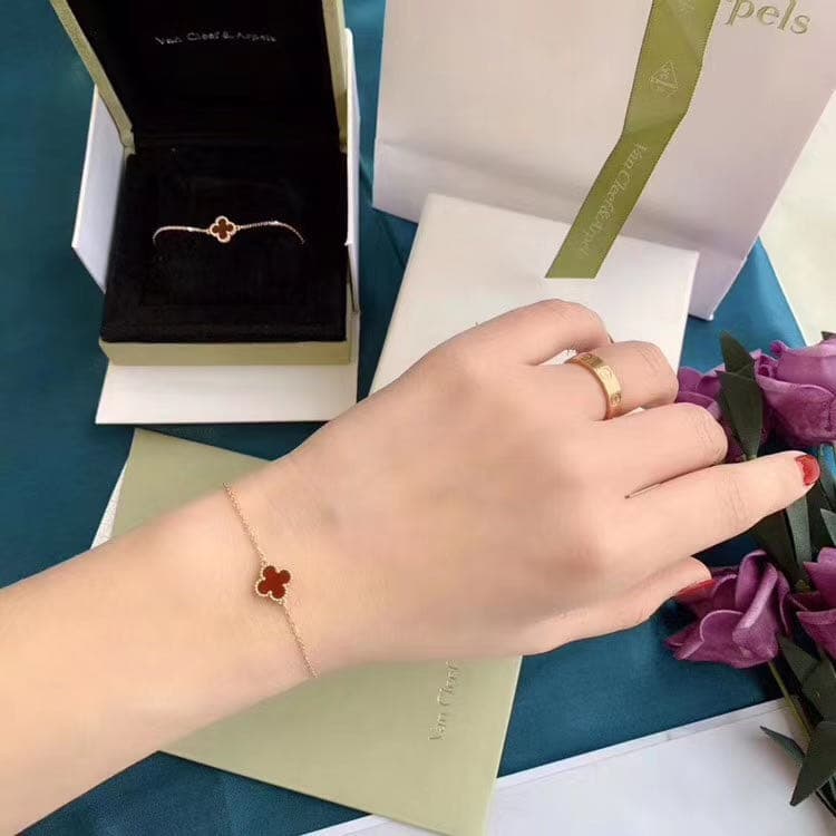 Браслет Van Cleef & Arpels Sweet Alhambra сердолик, желтое золото 5