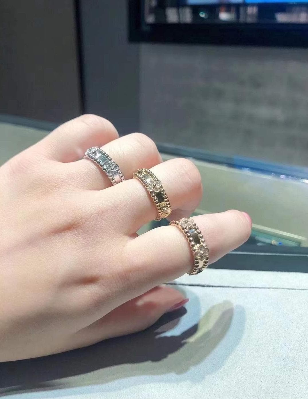 Кольцо Van Cleef & Arpels Perlée Clovers, 0.34ct 2