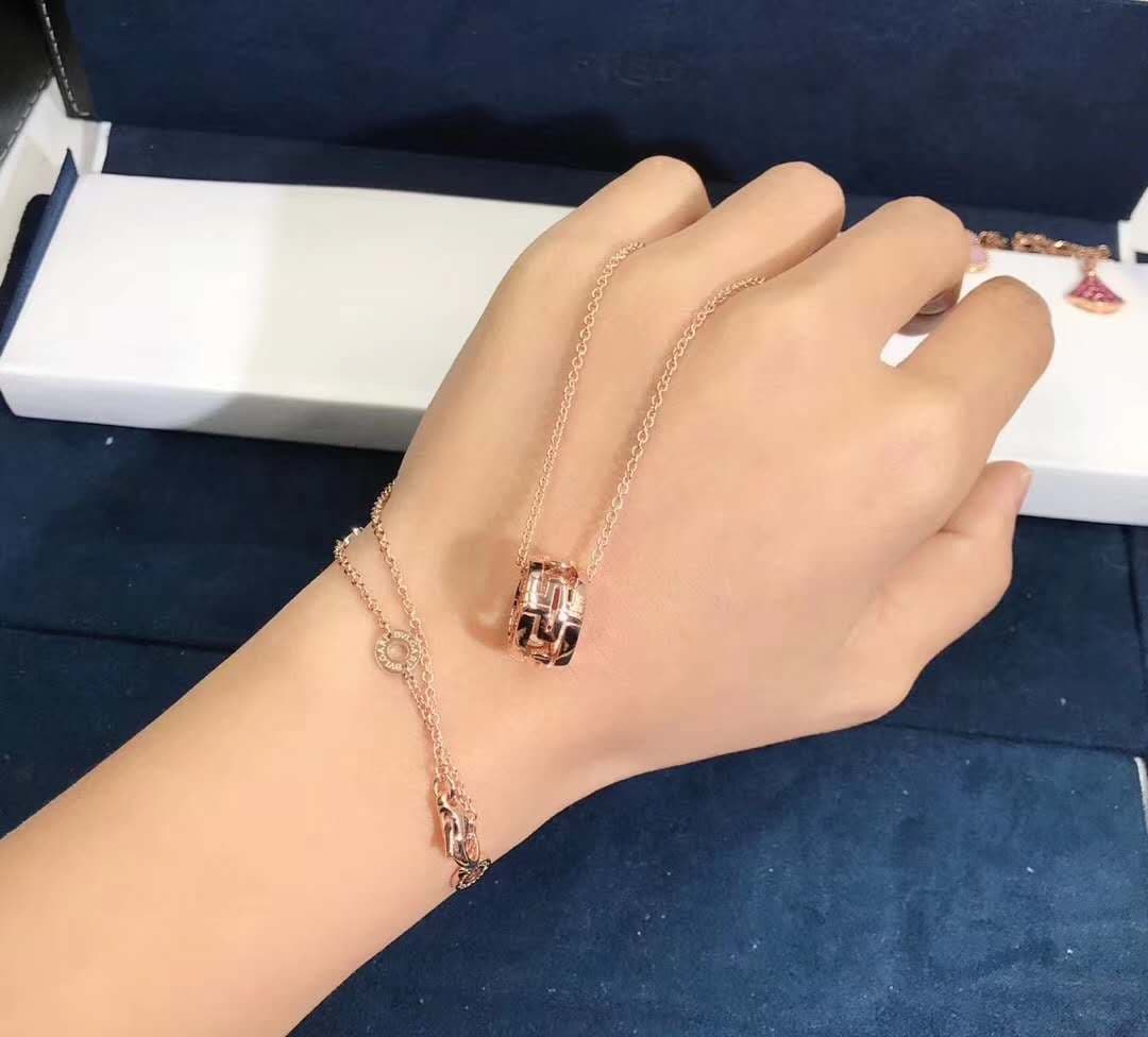Колье Bvlgari Parentesi с круглой подвеской розовое золото 5