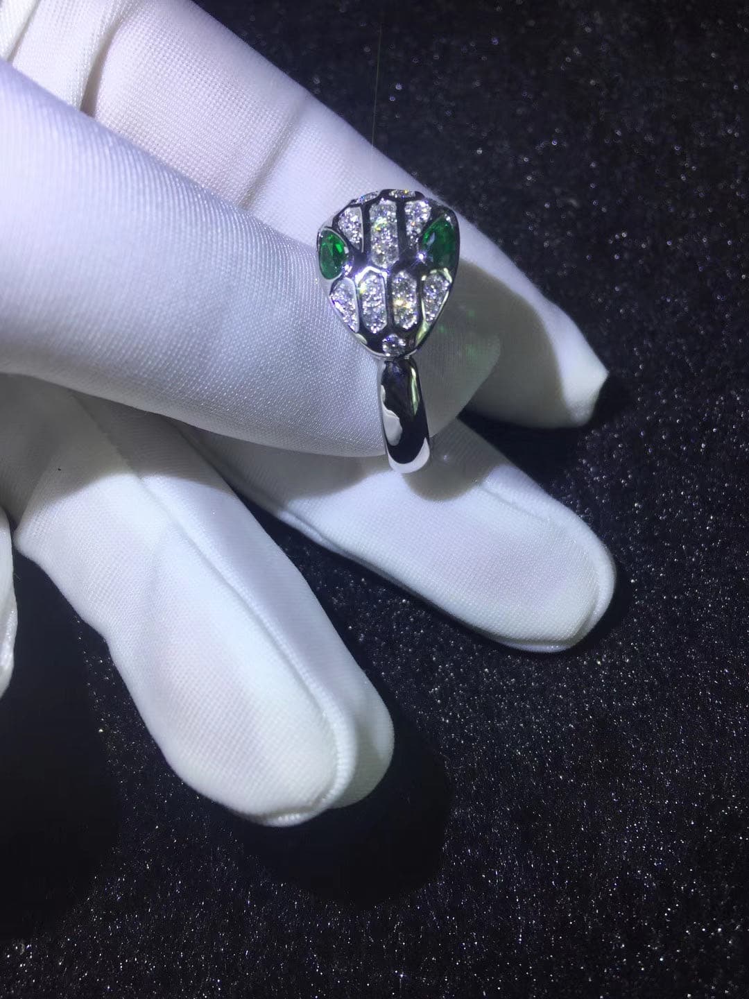 Кольцо Bulgari Serpenti белое золото, бриллианты, изумруды 8