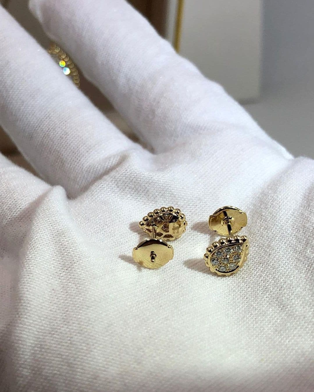 Серьги-пусеты BOUCHERON, желтое золото, 0,25 ct