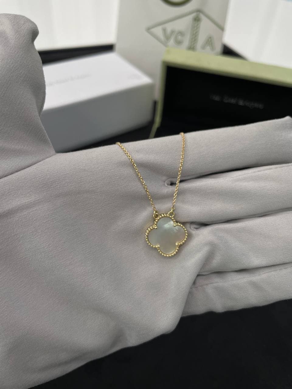 Подвеска Van Cleef с белым перламутром 5