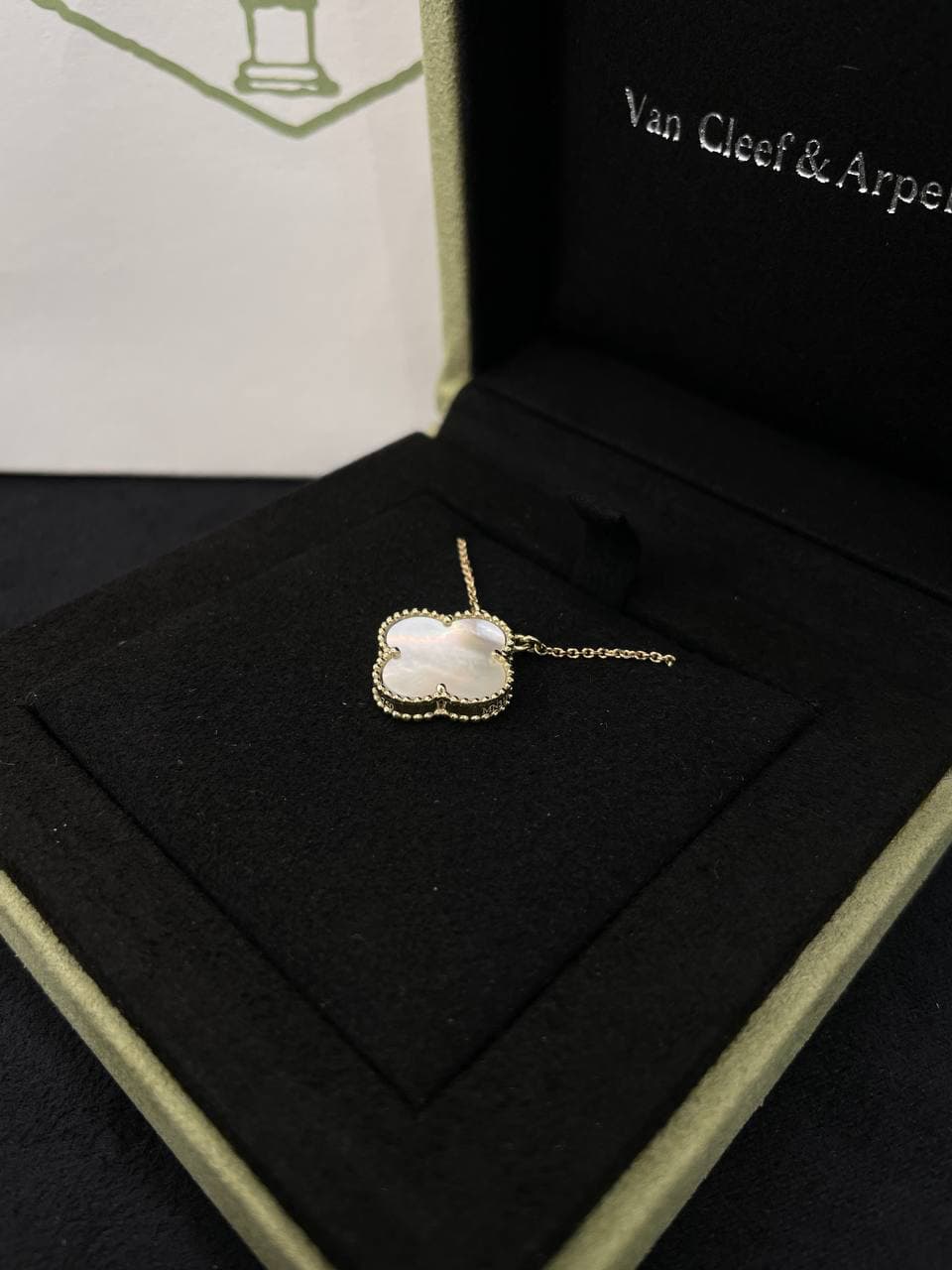 Подвеска Van Cleef с белым перламутром 1