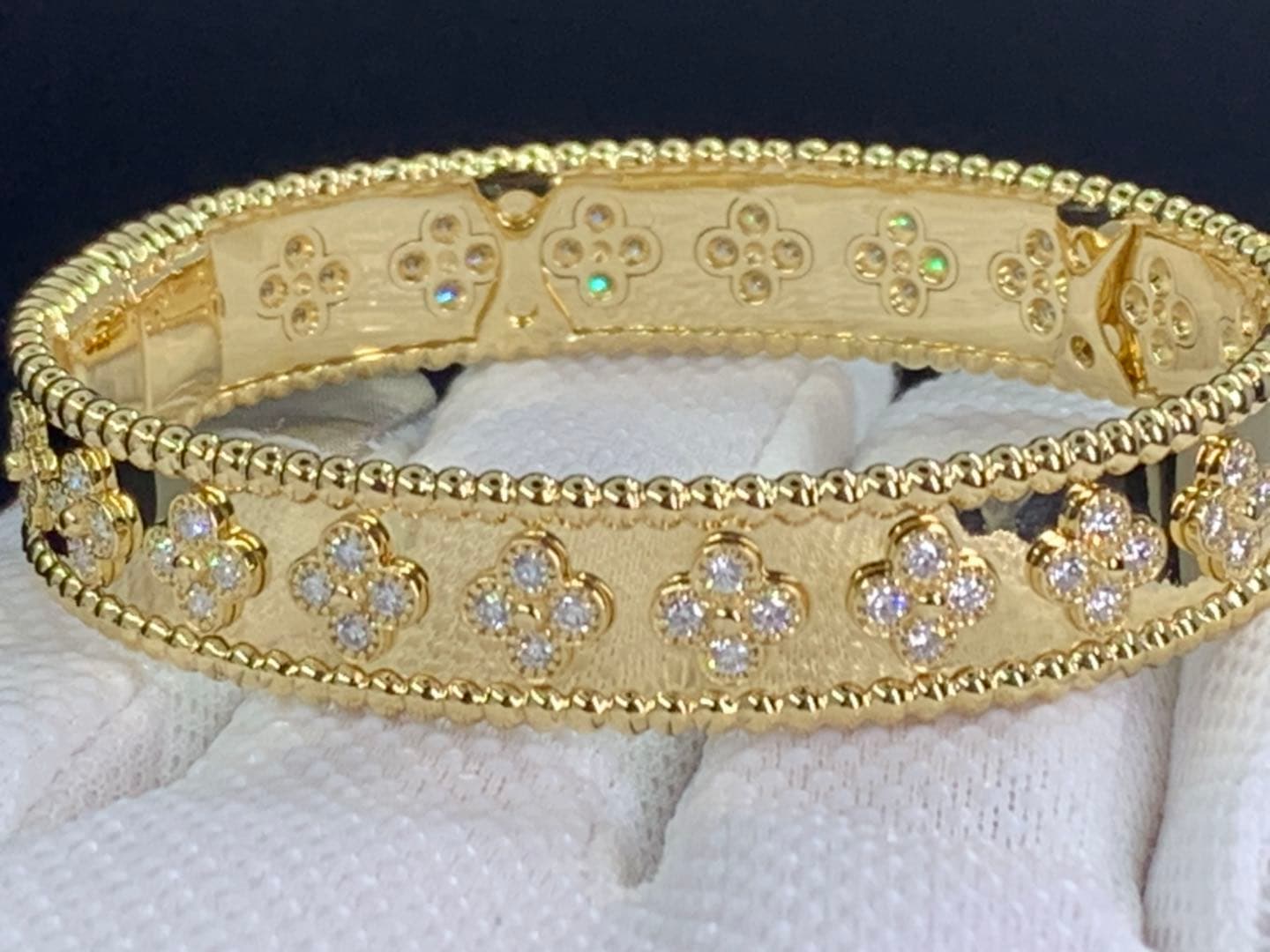 Браслет Van Cleef & Arpels Perlée Clover Diamond бриллианты, желтое золото 1