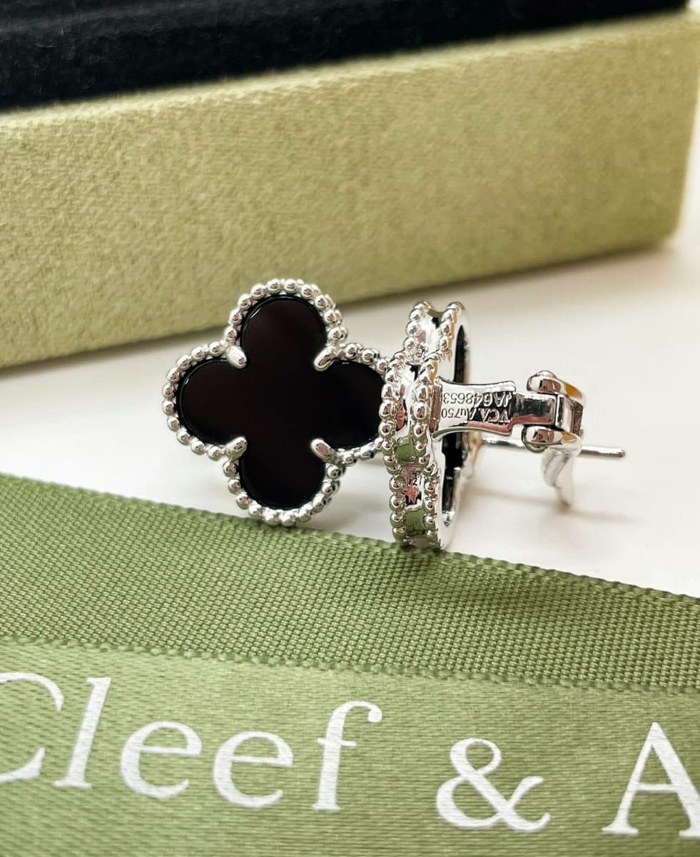 Золотые серьги Van Cleef & Arpels, оникс