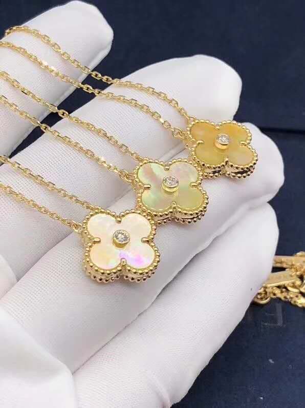Подвеска Van Cleef & Arpels Alhambra желтое золото, перламутр, бриллианты 6