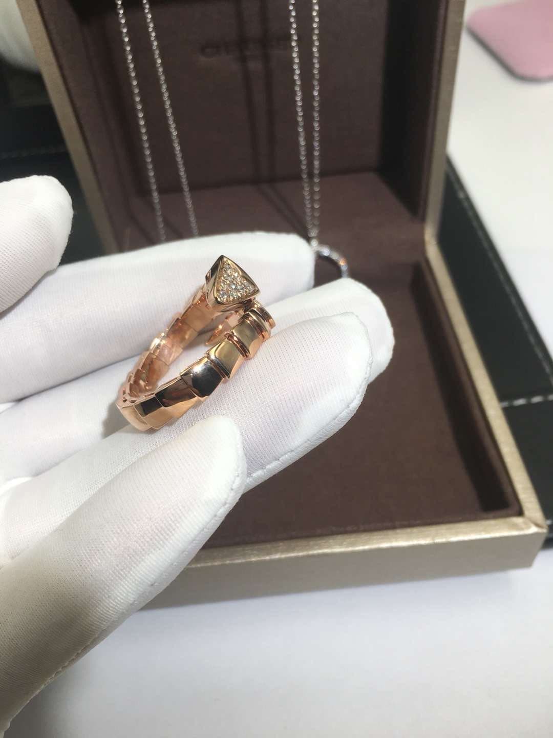 Кольцо Bulgari Serpenti с бриллиантовым паве розовое золото 8