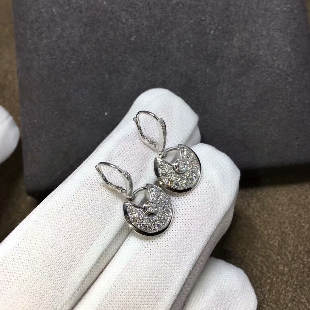 Серьги Amulette de Cartier из белого золота с бриллиантами 1,16ct 1