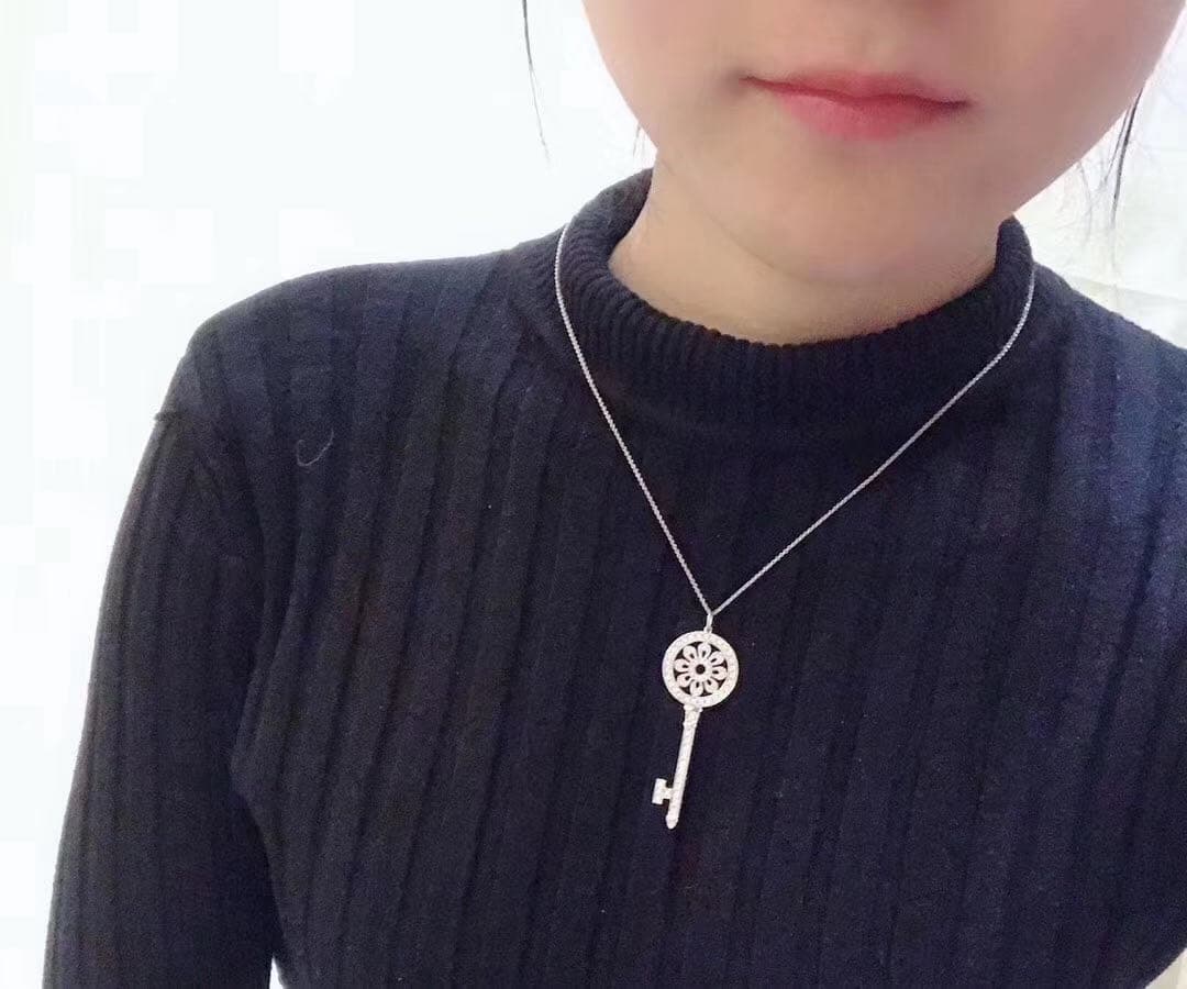 Колье Tiffany & Co. Petal Key с бриллиантовым паве белое, розовое золото 9