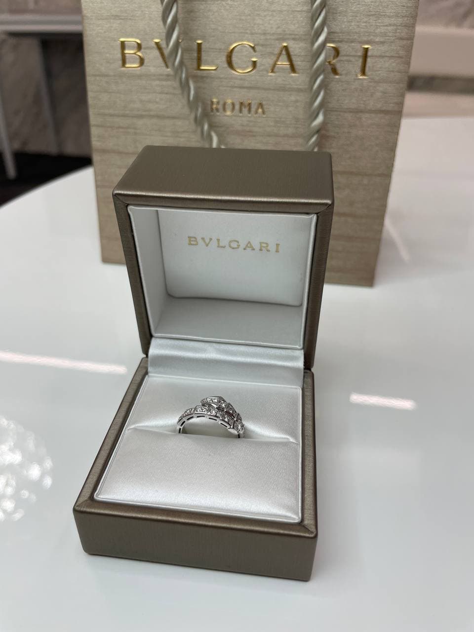 Кольцо Bulgari Serpenti белое золото, бриллианты 2