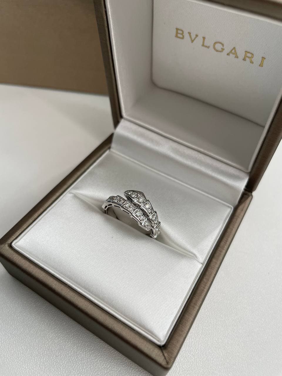Кольцо Bulgari Serpenti белое золото, бриллианты 3