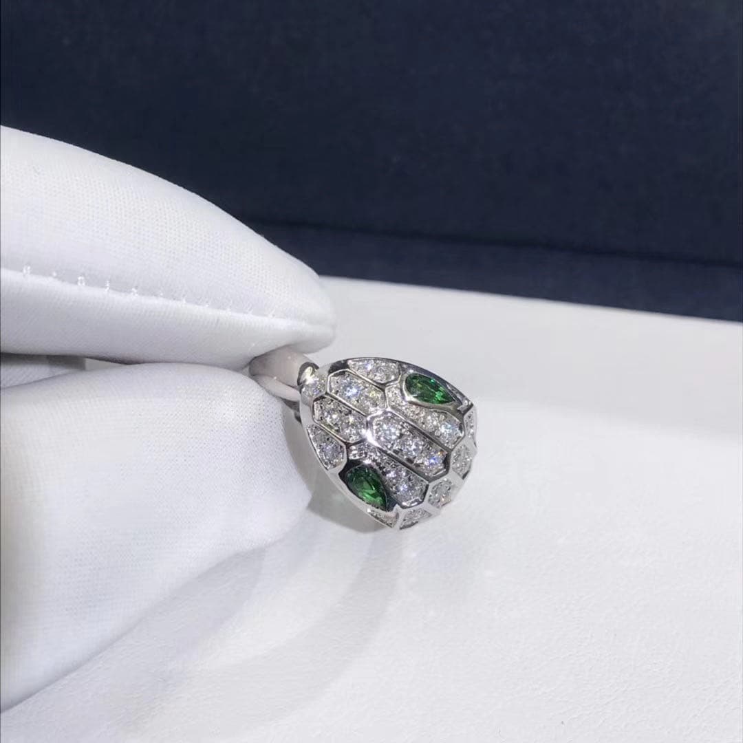 Кольцо Bulgari Serpenti белое золото, бриллианты, изумруды 4