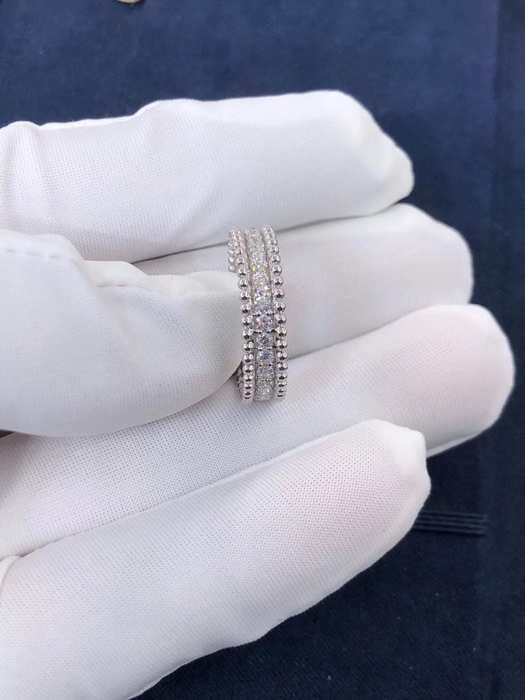 Кольцо Van Cleef & Arpels Perlée с бриллиантами в 1 ряд белое золото 5